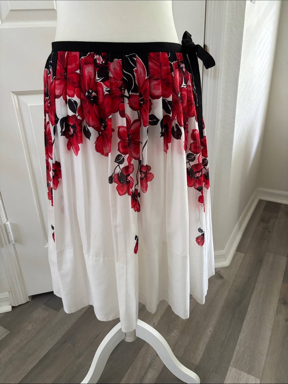 Anne Klein White Midi Skirt with Red Floral Print and Black Waist Tie Bow